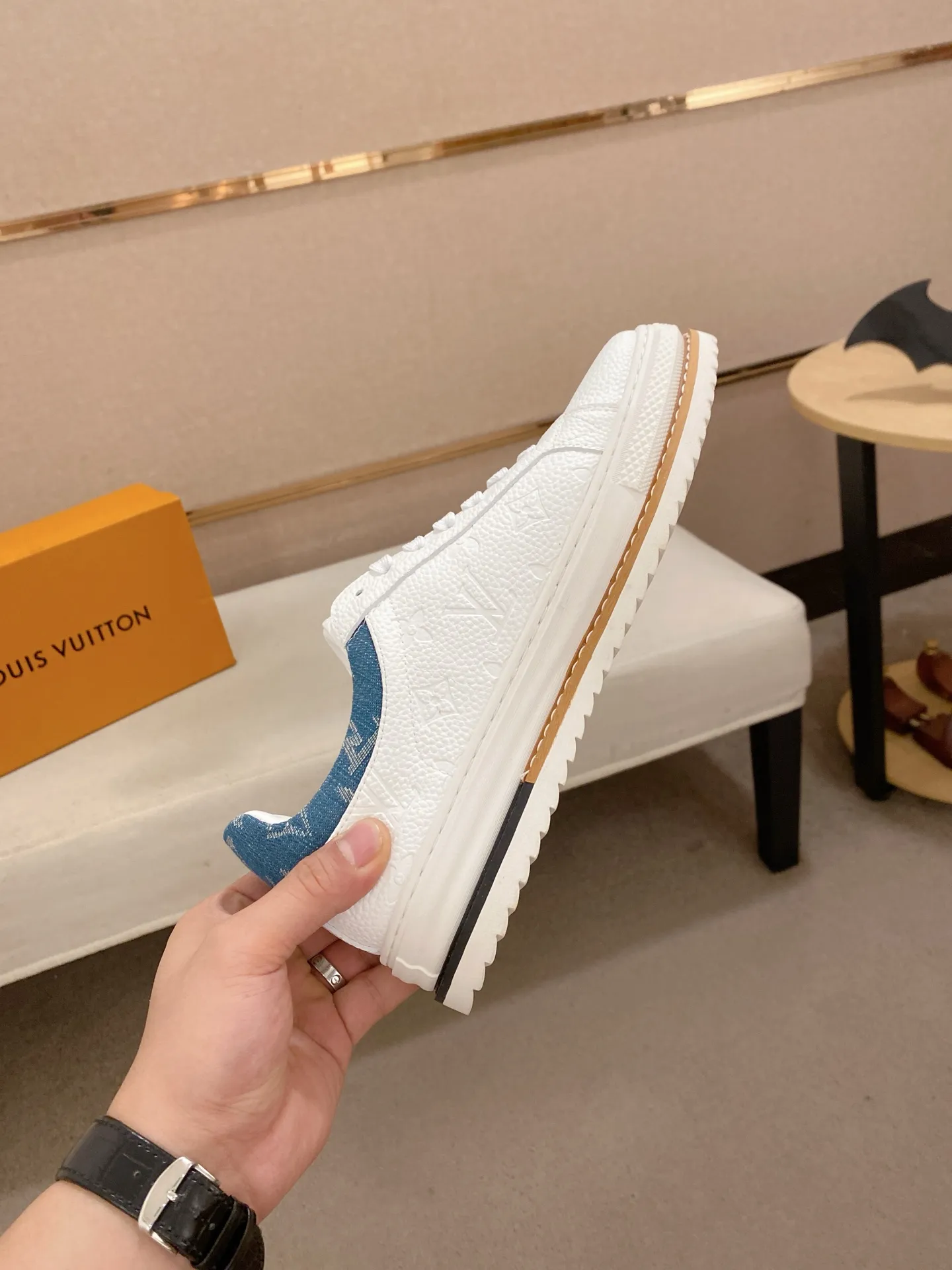 Men's shoes💰 420💰louis vuitton (Louis Vuitton/lv)🔍🔍The new counters are on sale at the same time. The uppers are imported from Italy. ⃣️Re-engraved🇮🇹💪💪, ⚠Sole: The original sole is specially provided by the original factory, the exclusive movable molded sole is super comfortable, ⚠Original and single goods 🔍high quality, you can enter and leave the counter at will, welcome to compare⚠. Code number: 38-44 (45/customized, non-refundable)